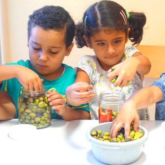 Les élèves de la GSA, GSB et GSC apprennent à conserver les olives!