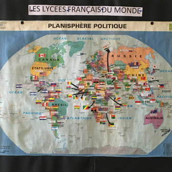 SEMAINE DES LYCÉES FRANÇAIS DU MONDE : LES ÉLÈVES DE CE2 ET DE CM1 TRAVAILLENT AUTOUR DES ÉTABLISSEMENTS DU RÉSEAU