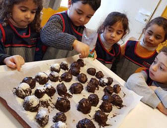 LA DÉLICIEUSE RECETTE DES BOULES DE NEIGE AU CHOCOLAT DES MATERNELLES DU LADL